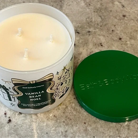 New Bath & Body Works 3 Wick Vanilla Bean Noel Candle - Picture 4 of 4
